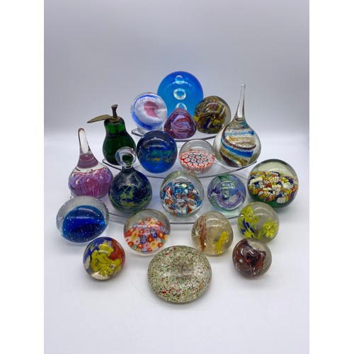 419 - SHELF OF CANED AND ABSTRACT GLASS PAPERWEIGHTS