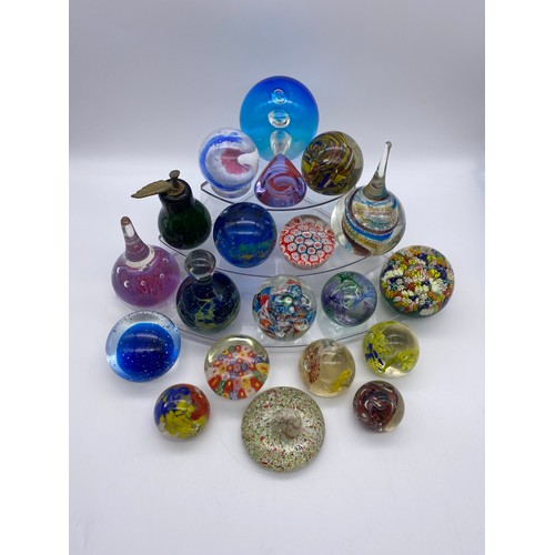 419 - SHELF OF CANED AND ABSTRACT GLASS PAPERWEIGHTS