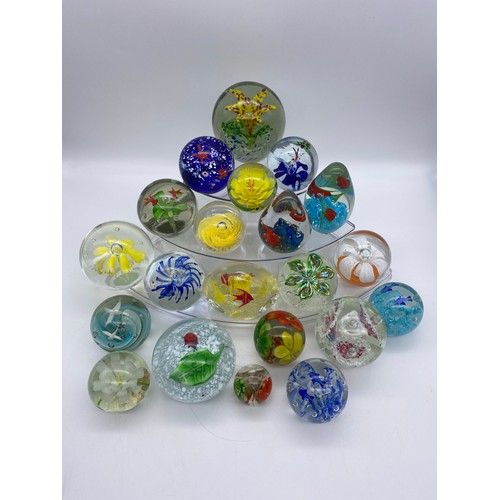 420 - SHELF OF GLASS ANIMAL, INSECT AND FLORAL PAPERWEIGHTS