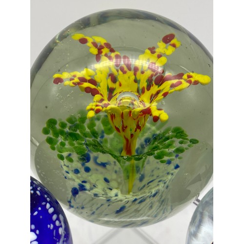 420 - SHELF OF GLASS ANIMAL, INSECT AND FLORAL PAPERWEIGHTS