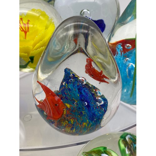 420 - SHELF OF GLASS ANIMAL, INSECT AND FLORAL PAPERWEIGHTS