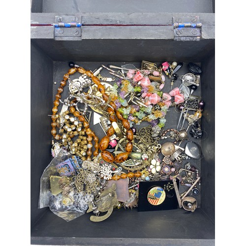 429 - WOODEN BOX OF VARIOUS COSTUME JEWELLERY AND ROSITA SIMULATED PEARL NECKLACES, BADGES, SILVER CHARMS ... 