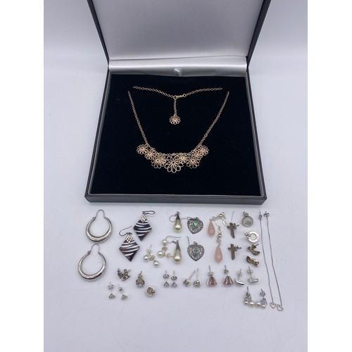 430 - 925 SILVER FLOWER HEAD CHAIN AND A SELECTION OF SILVER AND WHITE METAL DRESS EARRINGS