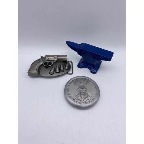 389 - CONTEMPORARY REVOLVER BELT BUCKLE AND MINIATURE ANVIL