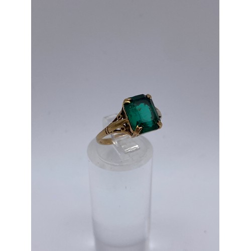 461 - 9CT GOLD AND GREEN BERYL CLAW SET RING SIZE O 2.3G APPROX