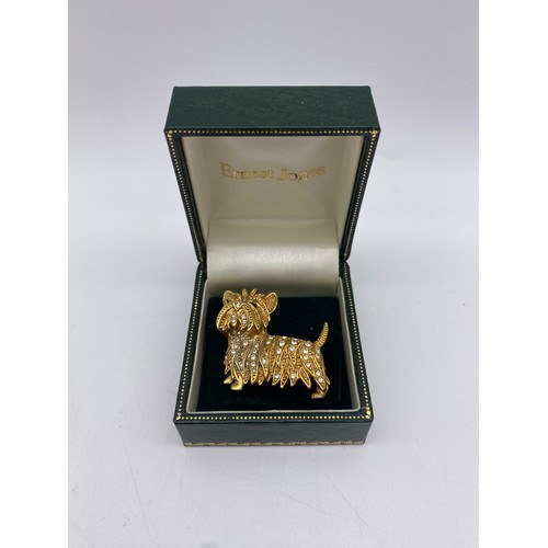 444 - TEXTURED GOLD COLOURED TERRIER BAR BROOCH WITH INSET GLASS DECORATION