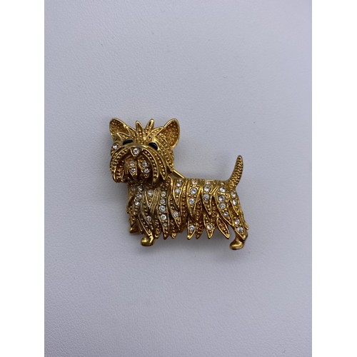 444 - TEXTURED GOLD COLOURED TERRIER BAR BROOCH WITH INSET GLASS DECORATION