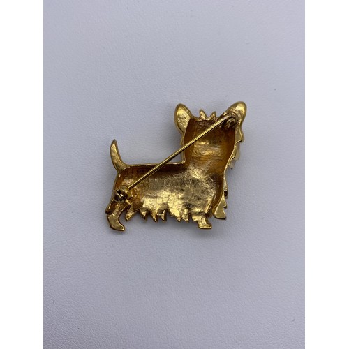 444 - TEXTURED GOLD COLOURED TERRIER BAR BROOCH WITH INSET GLASS DECORATION