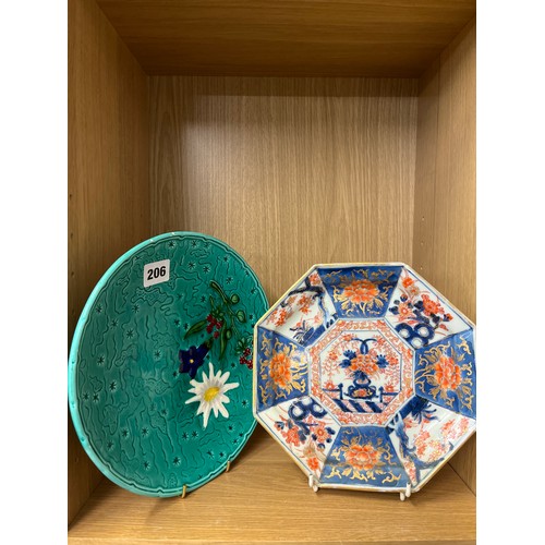 206 - 19TH CENTURY IMARI PLATE AND AN A MAJOLICA PLATE