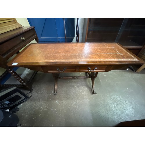 23 - REPRODUCTION MAHOGANY REGENCY SOFA STYLE COFFEE TABLE WITH BROWN LEATHER TOP