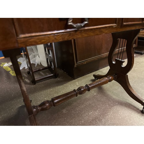 23 - REPRODUCTION MAHOGANY REGENCY SOFA STYLE COFFEE TABLE WITH BROWN LEATHER TOP