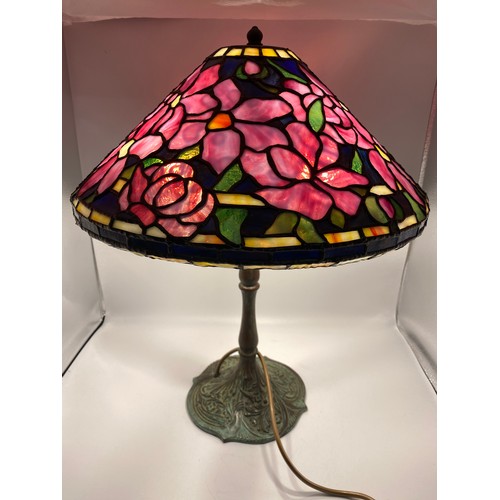 355 - TIFFANY STYLE BRONZE AND STAINED GLASS SHADE TABLE LAMP