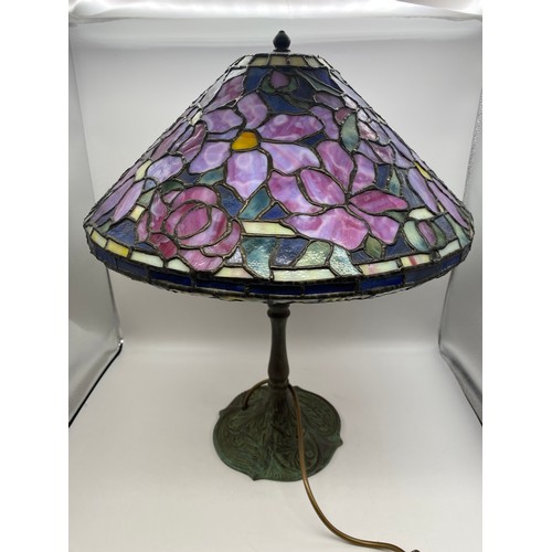 355 - TIFFANY STYLE BRONZE AND STAINED GLASS SHADE TABLE LAMP