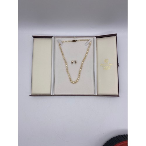 443 - CASED BOX OF GRADUATED PEARL NECKLACE WITH A 9CT GOLD ROPE TWIST FASTENING CLASP AND MATCHING STUD E... 