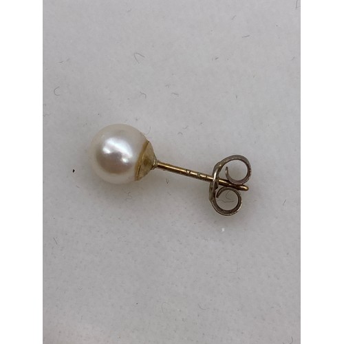 443 - CASED BOX OF GRADUATED PEARL NECKLACE WITH A 9CT GOLD ROPE TWIST FASTENING CLASP AND MATCHING STUD E... 