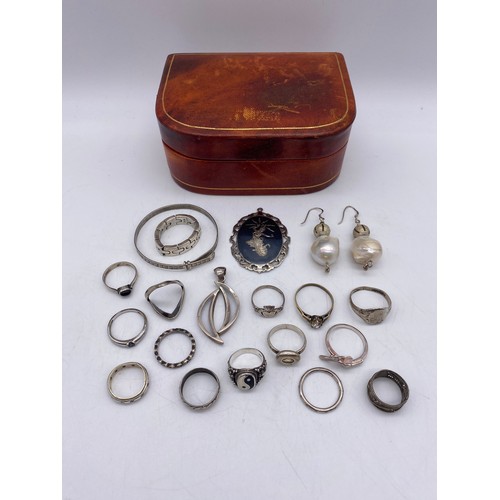 456 - LEATHER JEWELLERY BOX OF SILVER SIGNET AND DRESS RINGS, NIELLO WORK PENDANT, RINGS, AND EARRINGS