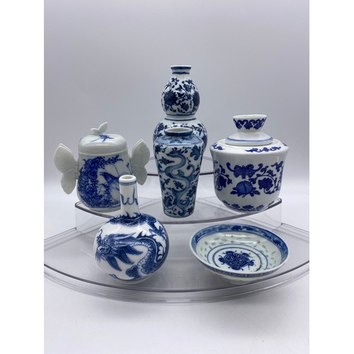 301 - SHELF OF CHINESE BLUE AND WHITE VASES INCLUDING BOTTLE AND DOUBLE GOURD EXAMPLES