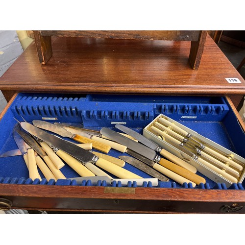 176 - EDWARDIAN GEORGIAN STYLE MAHOGANY CUTLERY CANTEEN TABLE AND SOME CUTLERY THEREIN