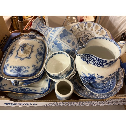 331 - CARTON - BLUE AND WHITE TRANSFER PRINTEDWARE PLATES, WILLOW PATTERN JUG,TUREEN AND COVER ON STAND, R... 