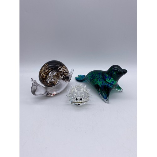 418 - WEDGWOOD GLASS SNAIL AND SEAL PAPERWEIGHTS AND SWAROVSKI HEDGEHOG A/F