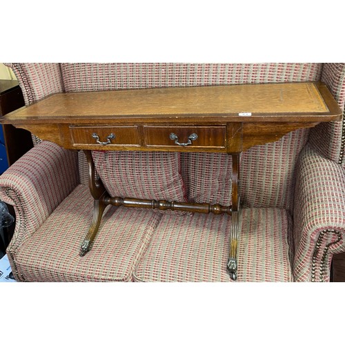 23 - REPRODUCTION MAHOGANY REGENCY SOFA STYLE COFFEE TABLE WITH BROWN LEATHER TOP