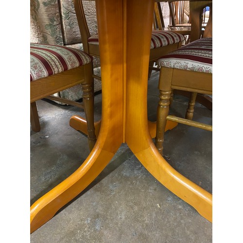 37 - PEDESTAL CIRCULAR DINING TABLE WITH SIX PIERCED SPLAT BACK CHAIRS