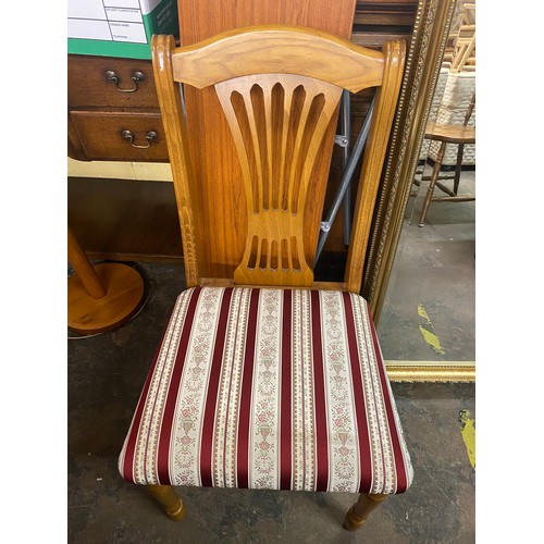 37 - PEDESTAL CIRCULAR DINING TABLE WITH SIX PIERCED SPLAT BACK CHAIRS