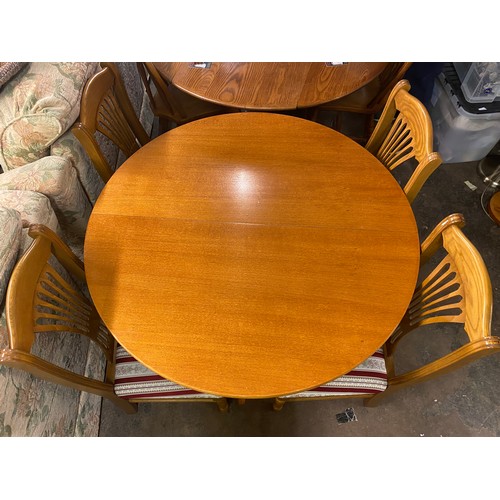 37 - PEDESTAL CIRCULAR DINING TABLE WITH SIX PIERCED SPLAT BACK CHAIRS