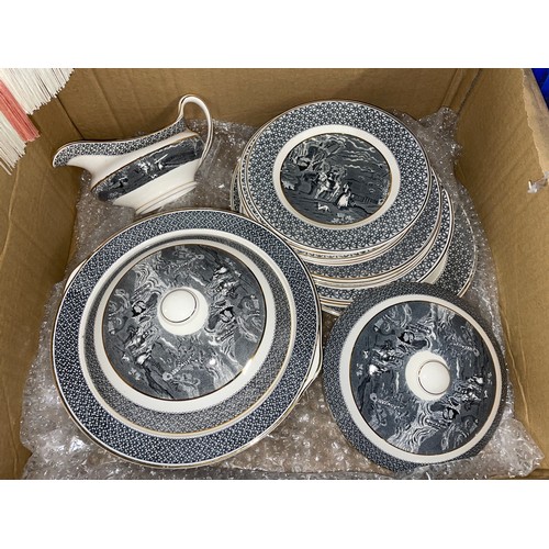 522 - BOXED PART DINNER SET