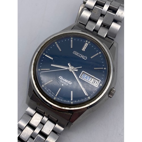 505 - GENTLEMAN'S SEIKO QUARTZ 3003 DAY DATE WATCH ON STAINLESS STEEL BRACELET