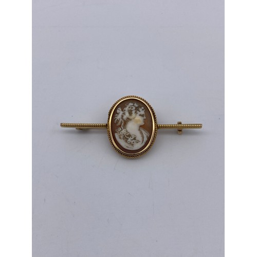 516 - UNMARKED YELLOW METAL CARVED CAMEO BAR BROOCH IN OVAL BEADED MOUNT IN CASE 4.1G APPROX