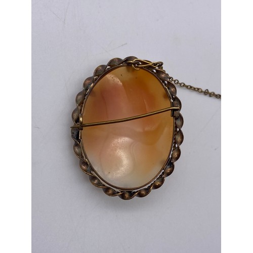 524 - OVAL CARVED CAMEO OF CLASSICAL FEMALE HEAD CLAW SET IN A ROLLED GOLD MOUNT