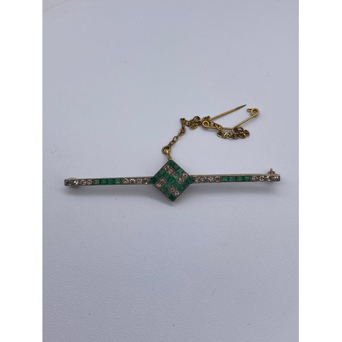 537 - UNMARKED YELLOW METAL ART DECO GREEN AND CZ STONE SWASTIKA BAR BROOCH WITH SAFETY CHAIN 3.9G APPROX