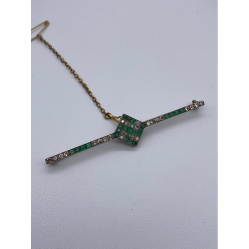 537 - UNMARKED YELLOW METAL ART DECO GREEN AND CZ STONE SWASTIKA BAR BROOCH WITH SAFETY CHAIN 3.9G APPROX