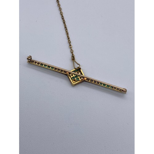 537 - UNMARKED YELLOW METAL ART DECO GREEN AND CZ STONE SWASTIKA BAR BROOCH WITH SAFETY CHAIN 3.9G APPROX