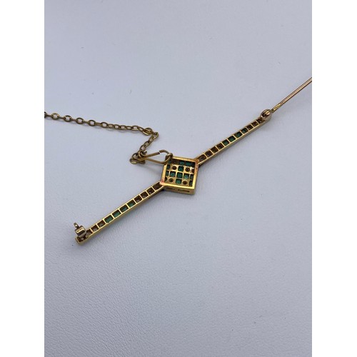 537 - UNMARKED YELLOW METAL ART DECO GREEN AND CZ STONE SWASTIKA BAR BROOCH WITH SAFETY CHAIN 3.9G APPROX