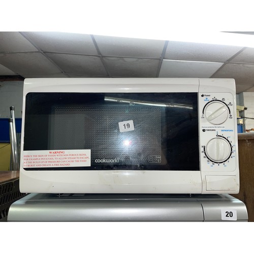 19 - COOKWORKS MICROWAVE OVEN