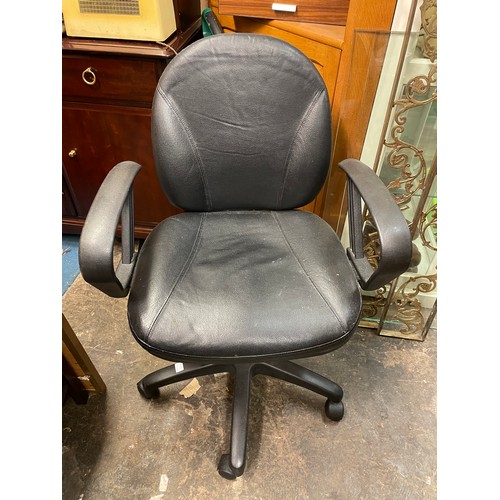 114 - BLACK SWIVEL OFFICE ARMCHAIR