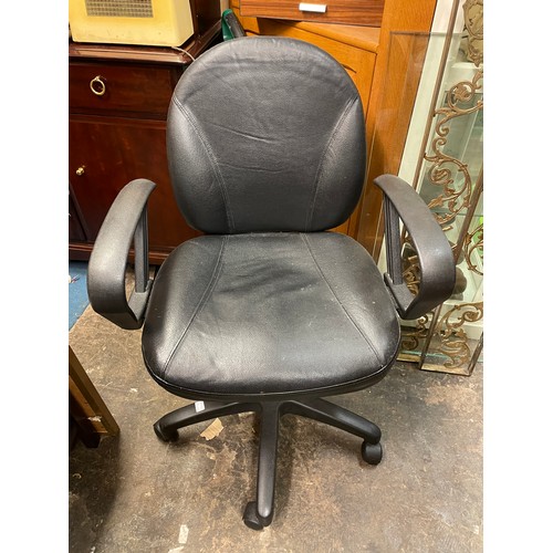 114 - BLACK SWIVEL OFFICE ARMCHAIR