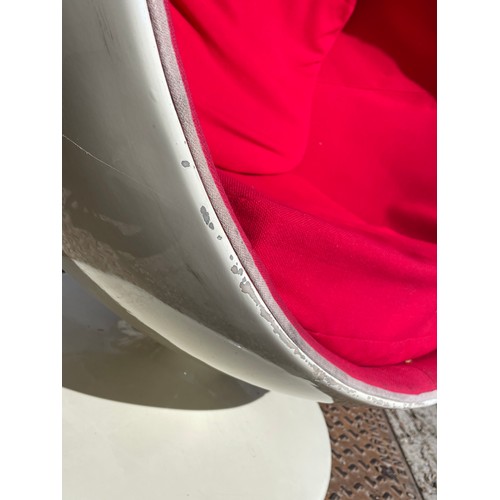 158 - VINTAGE SPACE AGE DESIGN WHITE AND RED BALL CHAIR IN THE STYLE OF EERO AARINO