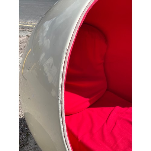 158 - VINTAGE SPACE AGE DESIGN WHITE AND RED BALL CHAIR IN THE STYLE OF EERO AARINO