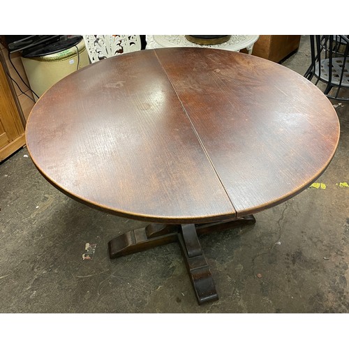 109 - OAK BULBOUS CARVED PEDESTAL CROSS SECTION CIRCULAR DINING TABLE