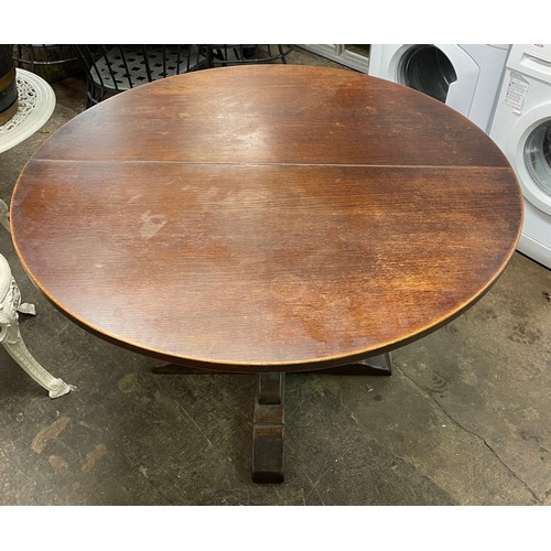 109 - OAK BULBOUS CARVED PEDESTAL CROSS SECTION CIRCULAR DINING TABLE