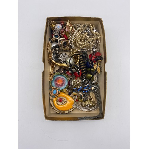 540 - MISCELLANEOUS COSTUME JEWELLERY INCLUDING CLIP ON EARRINGS BY SARAH COVENTRY, HAT PINS, SIMULATED PE... 