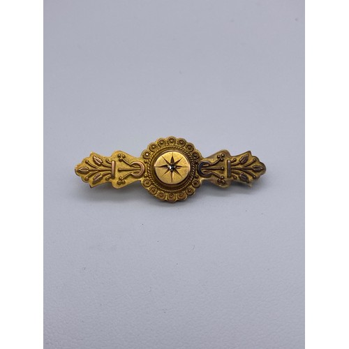 517 - 9CT GOLD OVAL CROSSOVER BAR BROOCH CENTRED WITH SEED PEARL AND A 9CT GOLD VICTORIAN BAR BROOCH WITH ... 