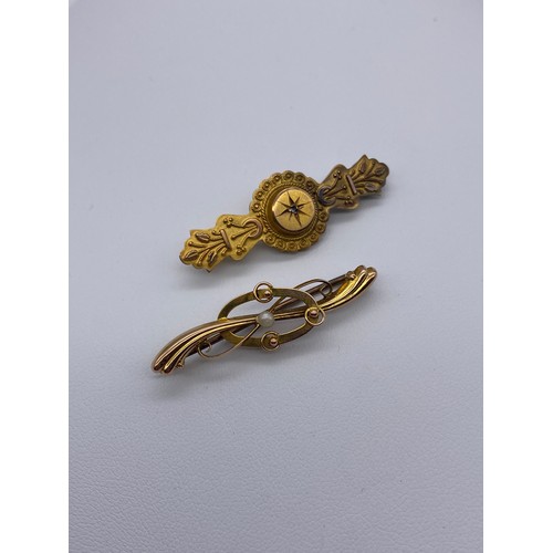 517 - 9CT GOLD OVAL CROSSOVER BAR BROOCH CENTRED WITH SEED PEARL AND A 9CT GOLD VICTORIAN BAR BROOCH WITH ... 