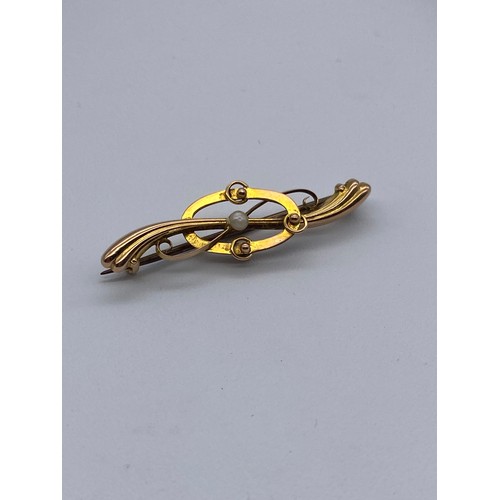 517 - 9CT GOLD OVAL CROSSOVER BAR BROOCH CENTRED WITH SEED PEARL AND A 9CT GOLD VICTORIAN BAR BROOCH WITH ... 