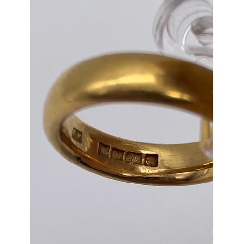 535 - HEAVY BROAD GAUGE 22CT GOLD WEDDING BAND SIZE I 8.5G APPROX