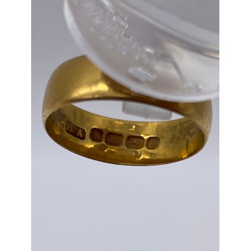 532 - 22CT GOLD WEDDING BAND SIZE J/K 3.3G APPROX