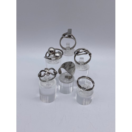 521 - SELECTION OF SILVER AND WHITE METAL KNOT AND SWIRL DRESS RINGS 0.67 OZ APPROX